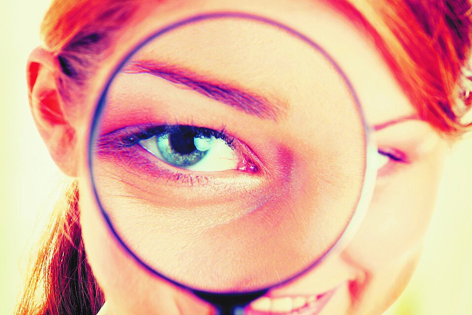 Quelle: shutterstock / 176013440 Frau mit Lupe