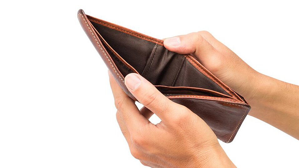 Quelle: shutterstock / 659768479 Leere Geldbörse Konkursantragspflicht Insolvenz