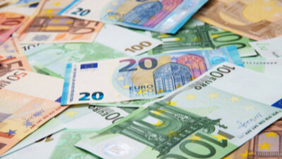 Quelle: shutterstock / 1405148075 Fixkostenzuschuss Euroscheine