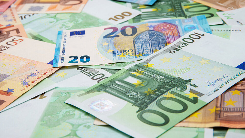 Quelle: shutterstock / 1405148075 Euroscheine Ausfall