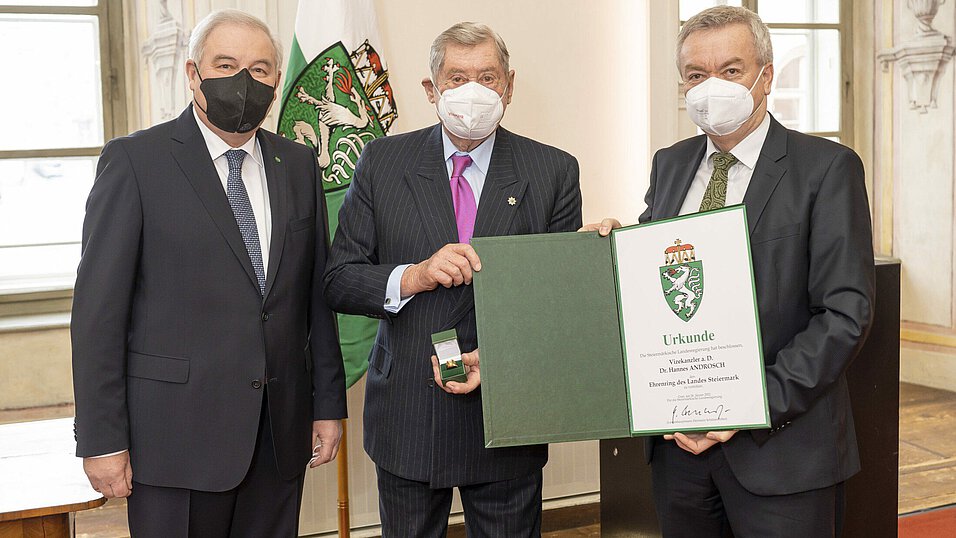 Bild: Land Steiermark/Foto Fischer Hannes Androsch bekommt den Ehrenring des Landes Steiermark verliehen