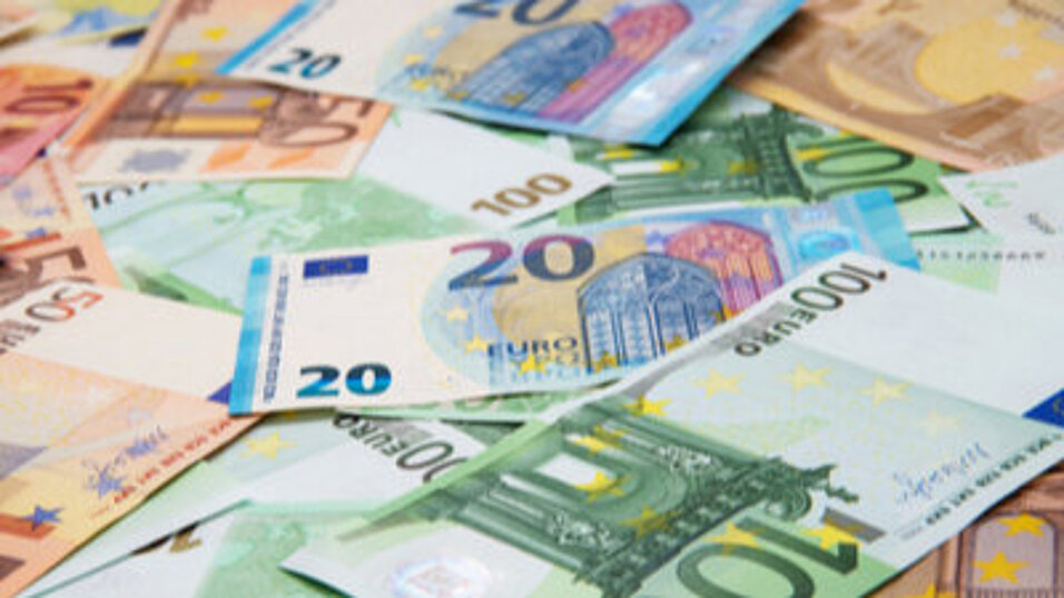 Quelle: shutterstock / 1405148075 Fixkostenzuschuss Euroscheine