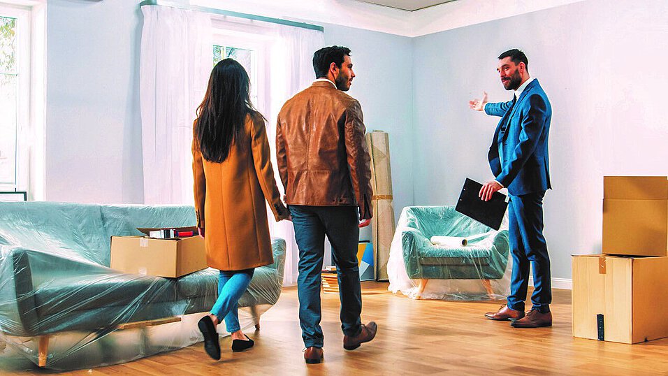 Quelle: shutterstock / 1436511644 Vermieter zeigt Mietern die Wohnung