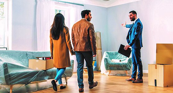 Vermieter zeigt Mietern die Wohnung