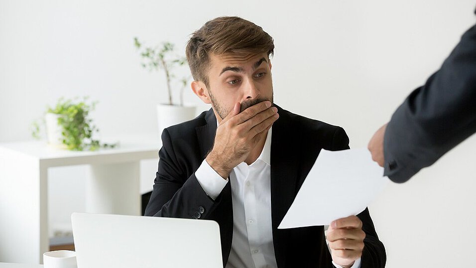 Quelle: shutterstock / 1017665287 Verwunderung Mitarbeiter