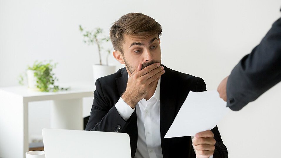 Quelle: shutterstock / 1017665287 Verwunderung Mitarbeiter